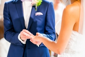 photographe mariage à marseille, photo de cérémonie religieuse passage alliance