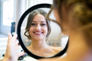 photographe de mariage à marseille, préparatifs, photos de la coiffure mariée