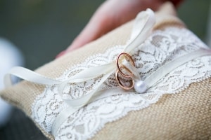 photographe de mariages à marseille, photo cérémonie religieuse alliances