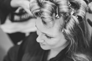 photographe de mariages à marseille, photo préparatifs coiffure mariée