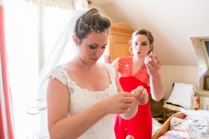 photographe mariage à marseille, photo préparatifs robe mariée