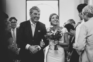 photographe de mariage, arrivée de la mariée à l'église, provence