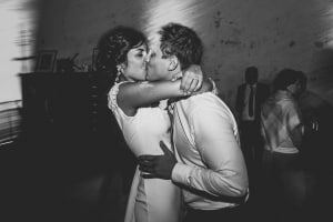 photographe de mariage, baisé des mariés à saint rémy de provence