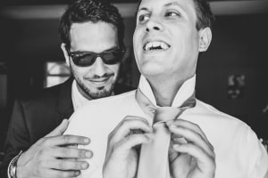 photographe de mariage, photo préparatifs du marié, provence