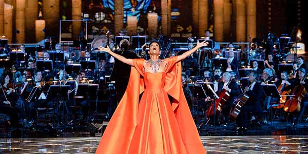 photo reportage evenementiel marseille photo d'une cantatrice en plein récital lors d'un événement culturel musical à Marseille