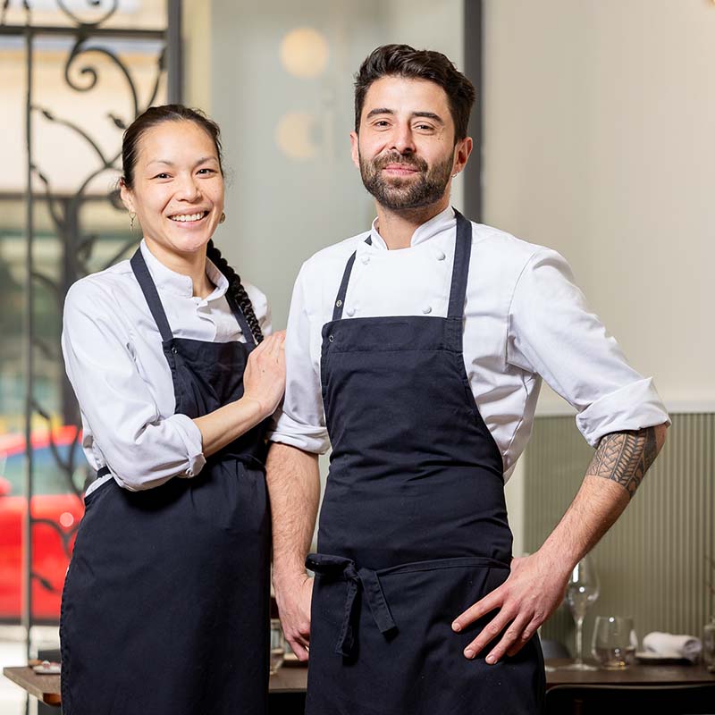 photographe portrait restaurateurs Marseille Photographe restaurant Marseille : portrait professionnel d'un chef et d'une restauratrice en salle, shooting CHR en PACA.