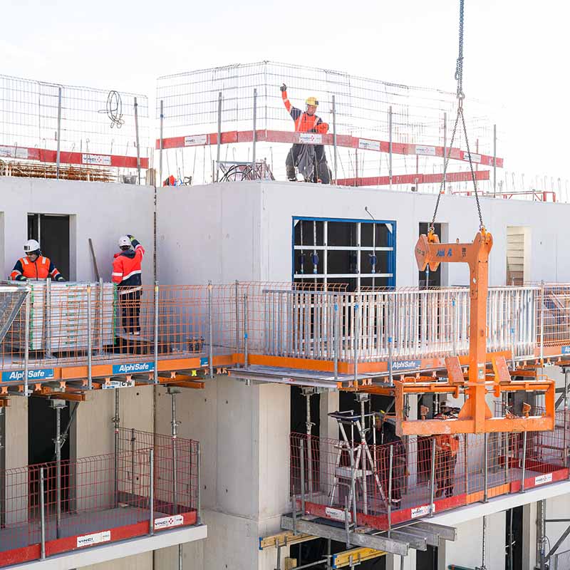 video-timelapse-suivi-de-chantier-marseille Photographe BTP Marseille : ouvriers sur un chantier d'immeuble en béton avec grue et équipements de sécurité AlphiSafe.