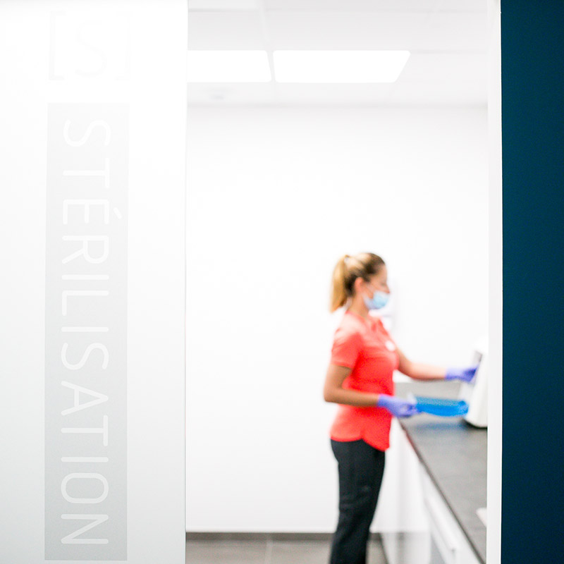 photographe laboratoire sante marseille Photo santé Marseille : assistante médicale en tenue rose préparant la stérilisation du matériel dans une clinique Paca.