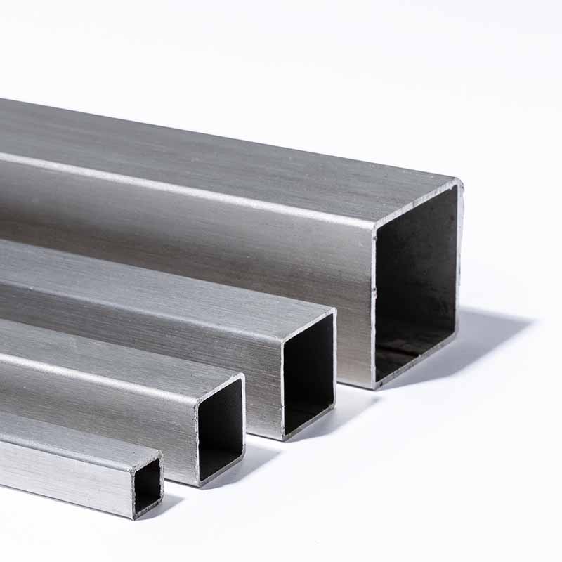 photographe packshot marseille Photographie packshot de quatre profilés métalliques carrés en acier brossé alignés sur un fond blanc épuré.