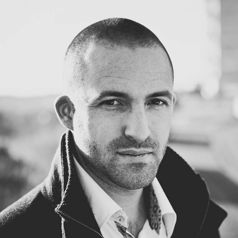 Portrait de Colas Declercq, photographe professionnel basé à Marseille spécialisé en reportage corporate et événementiel.