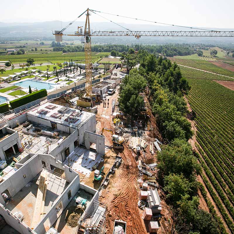 photographe suivi de chantier drone marseille Photographie aérienne par drone d'un suivi de chantier à proximité de Marseille montrant le gros œuvre et une grue de levage.